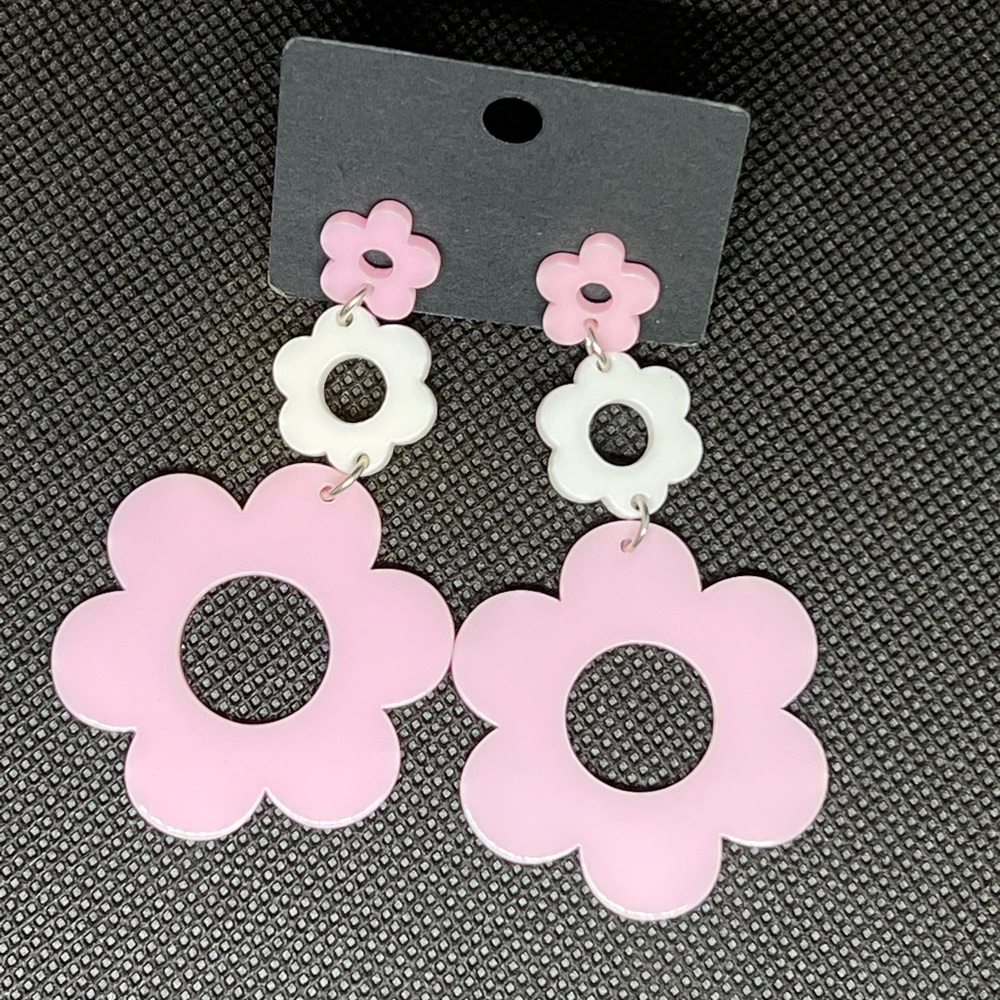 Groovy retro Daisy Earrings 60s 70s floral drop earrings